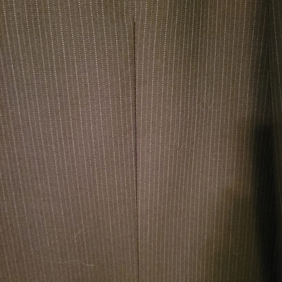 Alfani(by Macy's) Mens barely worn Black 3 button suit. 48R. - Picture 4 of 10